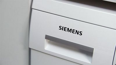 Siemens – Wcisnąć pojemnik skroplin tak, aby kaseta znalazła się z powrotem na swoim miejscu w suszarce.