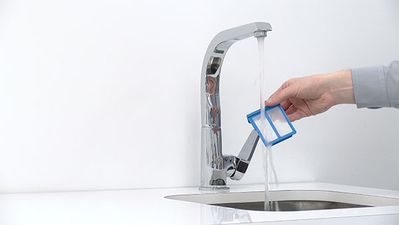 Siemens - Reinigen Sie den Filter unter fließendem warmen Wasser oder in der Geschirrspülmaschine.