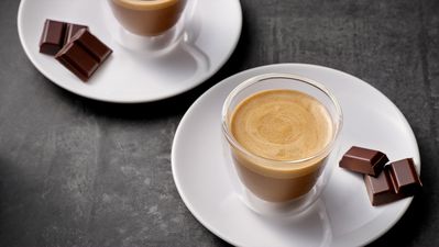 Espressomaskin osm brygger två koppar espresso eller cappuccino samtidigt.