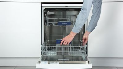 Siemens : retirez le panier du lave-vaisselle