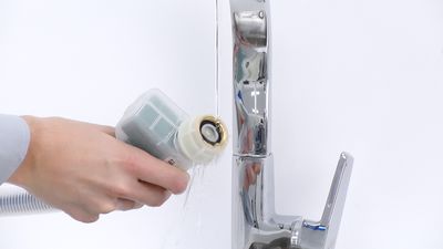 Siemens: pulite il filtro sotto acqua corrente con una spazzolina