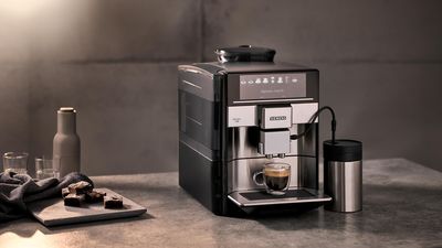 Culture café Siemens : la machine à café tout automatique Siemens EQ.6 prépare du café avec un écran tactile