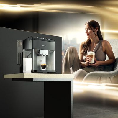 קפה יוצא דופן והפעלה אינטואיטיבית עם מכונת האספרסו EQ.500 האוטומטית לחלוטין של סימנס.