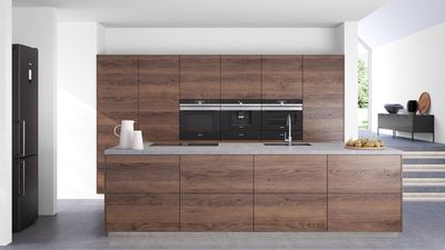 Inspiration cuisine avec une cuisine moderne en bois foncé, équipée d'appareils Siemens haut de gamme.