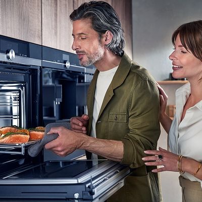 Siemens : un homme et une femme sortent un plat cuisiné du four