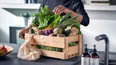 Siemens: Boks i tre fylt med grønnsaker på en kjøkkenbenk