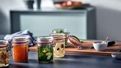 Siemens: preserving jars on counter in kitchen
