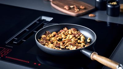 Siemens: een pan met geroosterde noten op een kookplaat