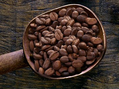 En träsked med rostade kaffebönor 