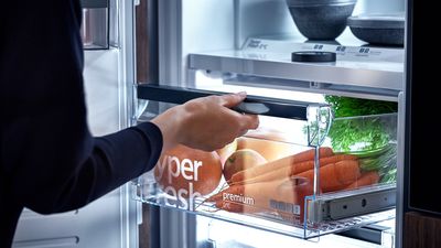 Siemens: Eine Hand nimmt die hyperFresh-Box aus einem Kühlschrank