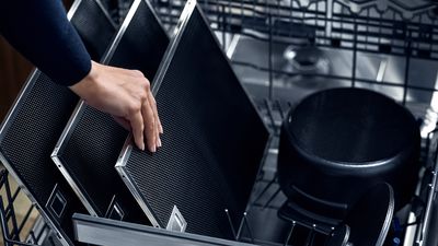 Siemens: hånd, der sætter emhættens filtre ind i opvaskemaskinen