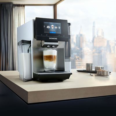 La machine EQ.700 de Siemens vous permet de concocter votre expérience café selon vos goûts.