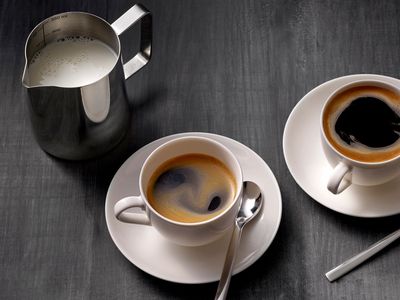Kaffekoppar med nybryggt kaffe