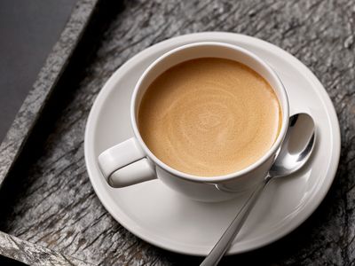 Nybryggt kaffe i en kaffekopp