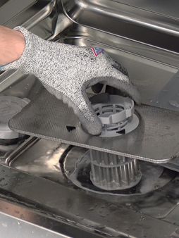 Lave-vaisselle Siemens - Retirez le filtre avec précaution. 