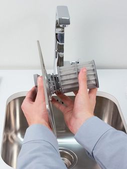 Lave-vaisselle Siemens - Séparez l'élément filtrant en dévissant d'abord le filtre cylindrique avec précaution.