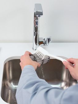 Siemens Geschirrspüler: Beide Siebeinheiten reinigen und unter fließendem Wasser ausspülen, bis sie frei von Rückständen sind.