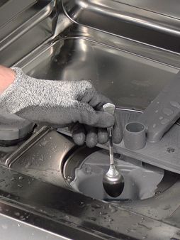 Lave-vaisselle Siemens : faites levier sur le couvercle de la pompe à l'aide d'une petite cuillère.