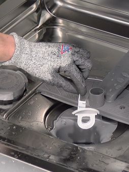 Lave-vaisselle Siemens : attrapez le couvercle par la languette et tirez-le vers le haut jusqu'à sentir une résistance, puis tirez-le vers l'avant. 