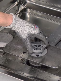 Lave-vaisselle Siemens : veillez à reposer le système de filtrage correctement. 