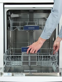 Lave-vaisselle Siemens : remettez en place le bras de lavage et le panier ; votre lave-vaisselle est prêt à l'emploi. Essayez-le !