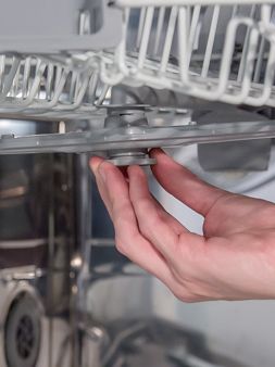 Lave-vaisselle Siemens : remettez en place les deux bras d'aspersion. 