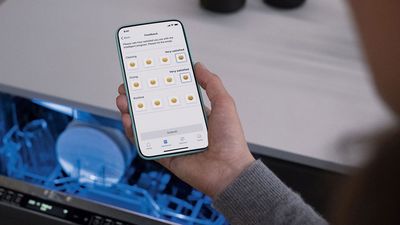Smartphone weergeven weer app interface, vaatwasser op de achtergrond.