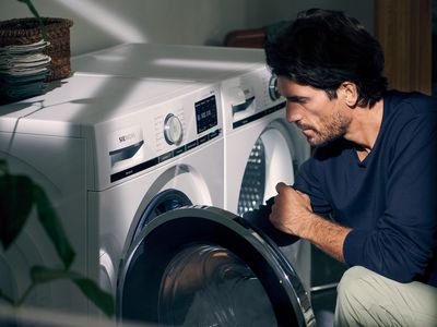 Man vult Siemens wasmachine met slimme iSensoric sensor