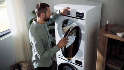 Siemens Hausgeräte Waschmaschinentrommel offen mit Wäsche