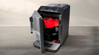 Frontlåge på den fuldautomatiske espresso-/kaffemaskine EQ300 er åben, maskinens indre og bryggeenhed er synligt.
