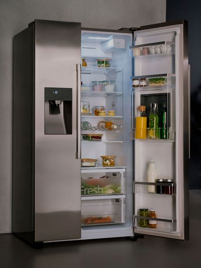 Zu sehen ist ein großer freistehender Siemens Kühlschrank in der Farbe Grau.