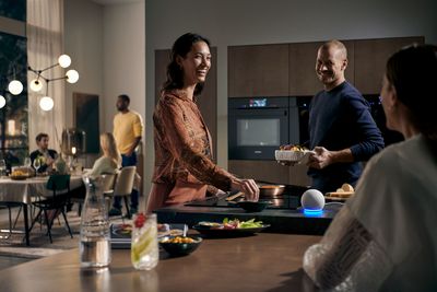 Röststyrning och ugnsassistenet i nya iQ700 - bild på personer i kök som lagar mat