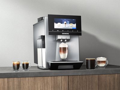 Kávovar EQ900 s různými kávovými specialitami
