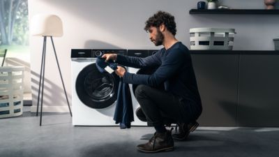Mand kigger på vasketøj