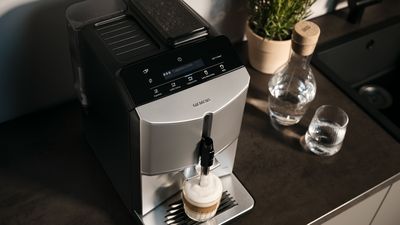 Wyświetlacz w pełni automatycznego ekspresu do kawy EQ300, umieszczonego na blacie kuchennym.