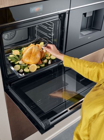 Siemens oven met groot stuk vlees en kerntemperatuurmeter.