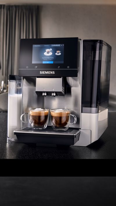 Ein Siemens Kaffeevollautomat, der mit Hilfe der Kaffeevollautomaten-Kaufberatung ausgewählt wurde, steht in einer Küche