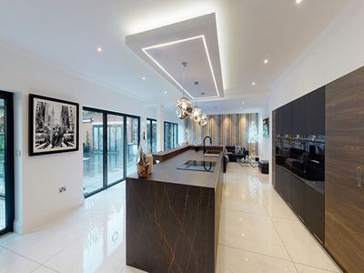Luxury kitchen fitted with built-in Siemens studioLine appliances