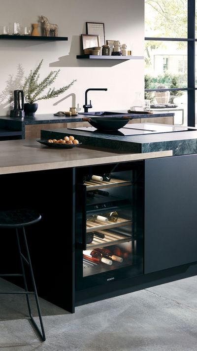 Image of a custom Siemens kitchen design, consisting of a one wall shape and kitchen island with a sink and Siemens hob