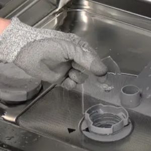 Eliminare eventuali residui dal filtro della lavastoviglie
