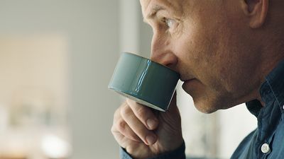 Richard Juhlin en av världens främsta vinkännare med ett unikt smak- och doftsinne luktar på en kopp med espresso.