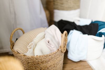 Ubrania przygotowane do sortowania przed włożeniem do pralki