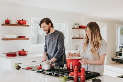 Kobieta i mężczyzna przygotowują ciepły posiłek w kuchni