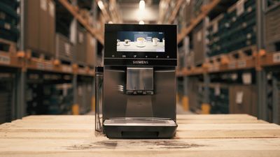 Il video mostra come vengono sviluppate, testate e migliorate le macchine da caffè Siemens presso la fabbrica di Traunreut.