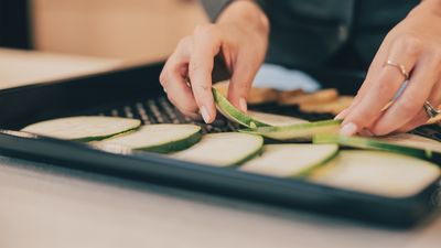 Siemens Backöfen: Bereite deinen eigenen Snacks zu. Z.B Gemüsechips mit der Airfry Funktion. Zu sehen ist ein Siemens Backofen mit AirFry Funktion, die über die Siemens Hausgeräte App runtergeladen werden kann.