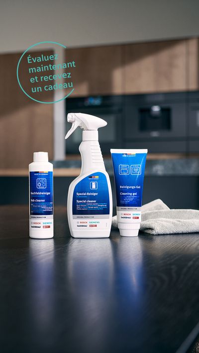 Tre prodotti per la pulizia su un piano cucina: spray, gel e bottiglia con panno, con un messaggio promozionale sopra.