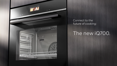 Un forno con una porta in vetro mostra gli interni promuovendo le caratteristiche innovative dell'apparecchio iQ700