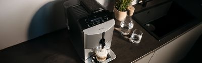 Ein Cappuccino wird in einem Siemens Kaffeevollautomaten EQ300 zubereitet.