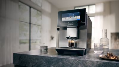 Der Siemens EQ.9 plus Kaffeevollautomat in der Frontansicht.