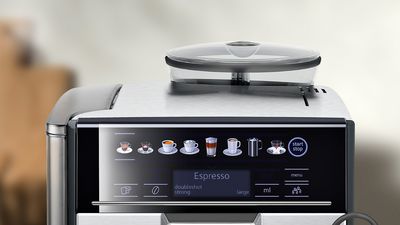 Detailansicht des Displays eines Siemens EQ6 plus Kaffeevollautomaten.